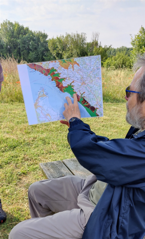 Guy montre les combes le long de la rive droite de la Gironde